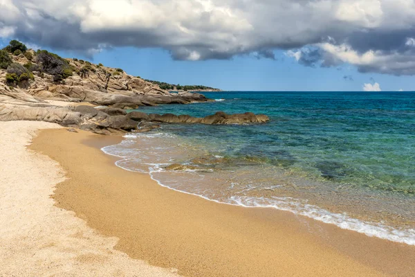 Τοπίο με παραλία, τη θάλασσα και τα σύννεφα στον γαλάζιο ουρανό — Φωτογραφία Αρχείου