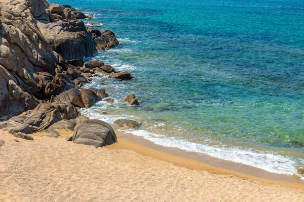 Landskap med strand, havet och molnen i den blå himlen — Stockfoto