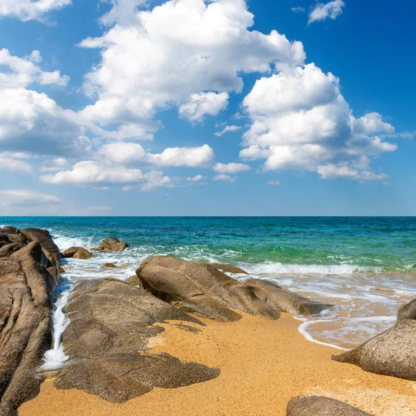 Пейзаж с пляжем, морем и облаками в голубом небе — стоковое фото