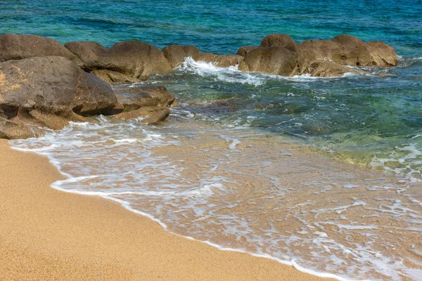 Landscape with beach, the sea and the clouds in the blue sky — Stock Photo, Image