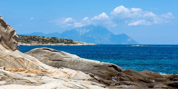 Paisaje con el mar, la roca y las hermosas nubes en el blu — Foto de Stock