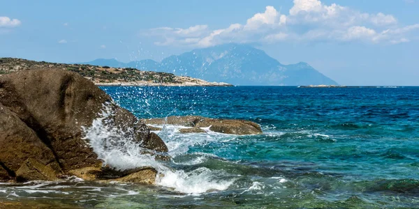 Paisaje con el mar, la roca y las hermosas nubes en el blu — Foto de Stock