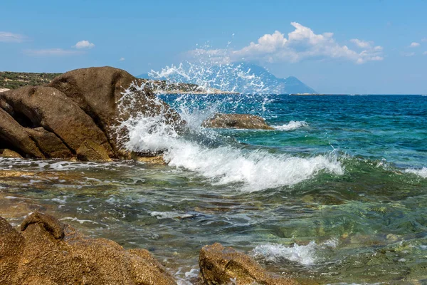Paisagem com mar, a rocha e as belas nuvens no blu — Fotografia de Stock