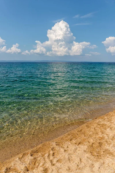 夏のビーチの背景。砂と海と空 — ストック写真