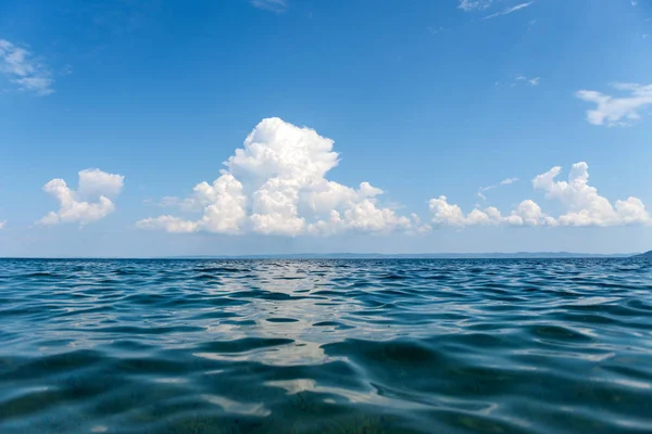 完璧な空と海の水 — ストック写真