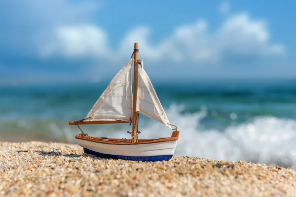 Barco de pesca em miniatura na praia — Fotografia de Stock