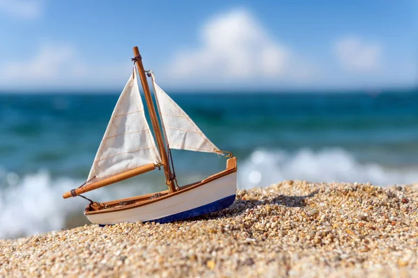 Barco de pesca em miniatura na praia — Fotografia de Stock