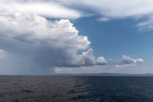 Mar tropical tranquilo bajo nubes de tormenta oscureciendo —  Fotos de Stock