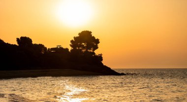 Sarı güneş ile parlak gün batımı deniz yüzeyi