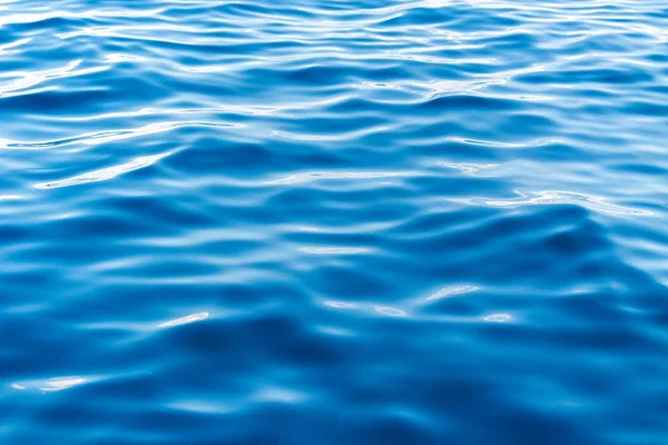 Textura de la superficie del agua marina. Ondas de mar profundo —  Fotos de Stock