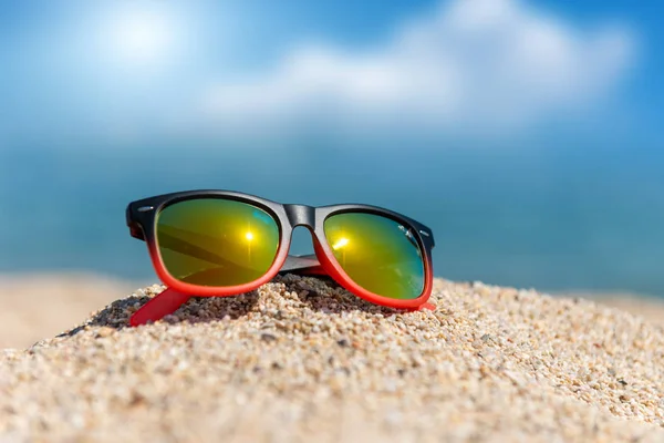 Gafas de sol espejadas cerca de la arena de la playa —  Fotos de Stock