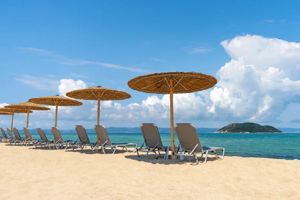 Plážová křesla s deštníkem s modrou oblohou — Stock fotografie