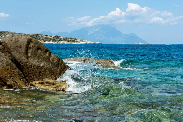 Landskap med strand, havet och molnen i den blå himlen — Stockfoto