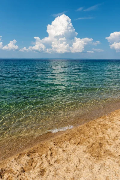 夏のビーチの背景。砂と海と空 — ストック写真