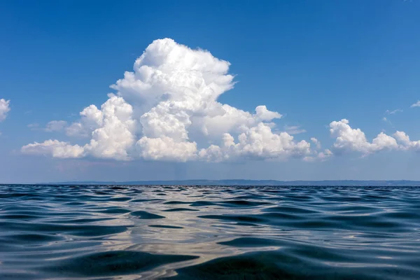 完璧な空と海の水 — ストック写真