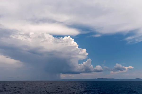 Ήρεμη τροπική θάλασσα κάτω από σκούρα σύννεφα καταιγίδας — Φωτογραφία Αρχείου