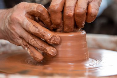 Potter, çömlekçi tekerlekinde seramik yemekleri yapar