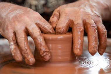Potter, çömlekçi tekerlekinde seramik yemekleri yapar