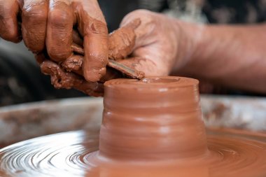 Potter, çömlekçi tekerlekinde seramik yemekleri yapar