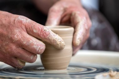 Potter, çömlekçi tekerlekinde seramik yemekleri yapar