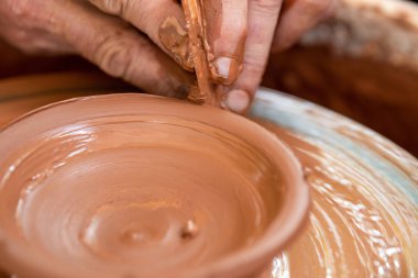 Potter, çömlekçi tekerlekinde seramik yemekleri yapar