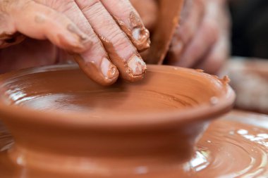 Potter, çömlekçi tekerlekinde seramik yemekleri yapar