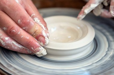 Potter, çömlekçi tekerlekinde seramik yemekleri yapar
