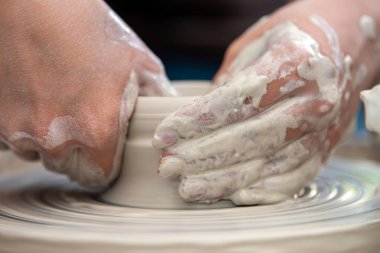 Potter, çömlekçi tekerlekinde seramik yemekleri yapar