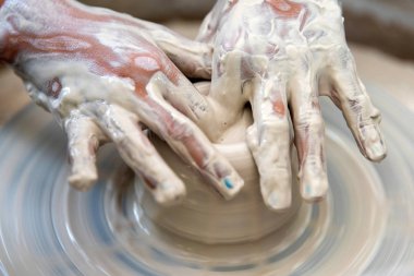 Potter, çömlekçi tekerlekinde seramik yemekleri yapar