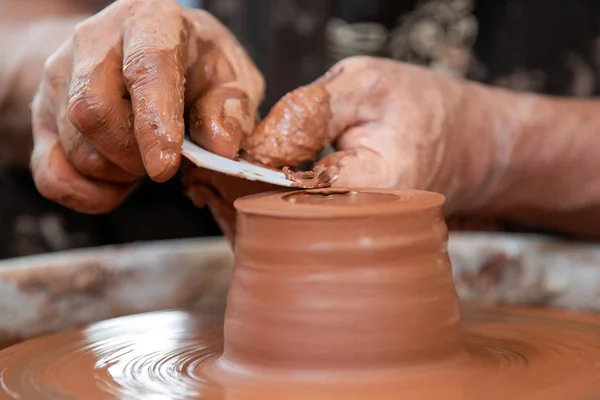 Potter hace platos de cerámica en la rueda del alfarero —  Fotos de Stock