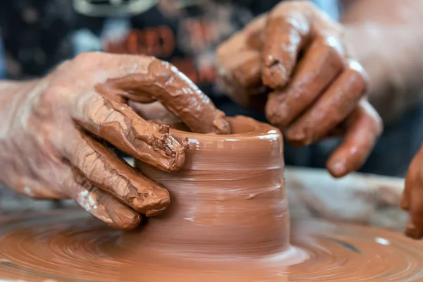 Potter faz pratos de cerâmica na roda do oleiro — Fotografia de Stock