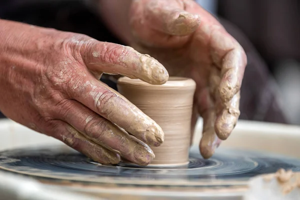 Potter maakt aardewerk gerechten op Potters wiel — Stockfoto