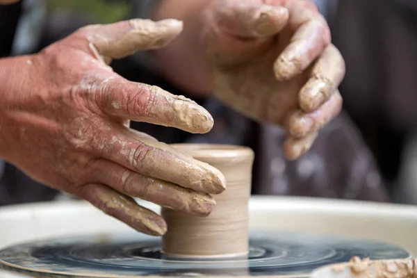 Potter fait des plats de poterie sur la roue du potier — Photo