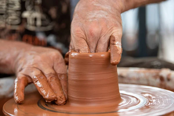 Potter faz pratos de cerâmica na roda do oleiro — Fotografia de Stock