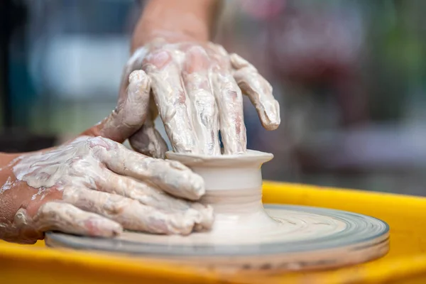 Potter makes pottery dishes on potter's wheel — Stock Photo, Image