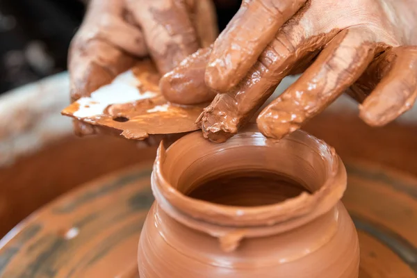 Potter maakt aardewerk gerechten op Potters wiel — Stockfoto