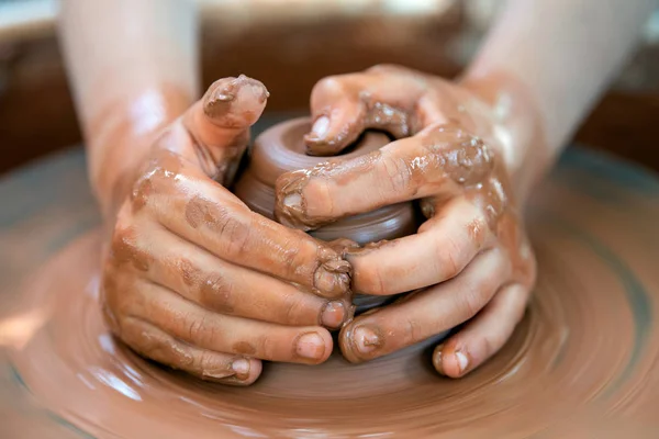 Potter faz pratos de cerâmica na roda do oleiro — Fotografia de Stock