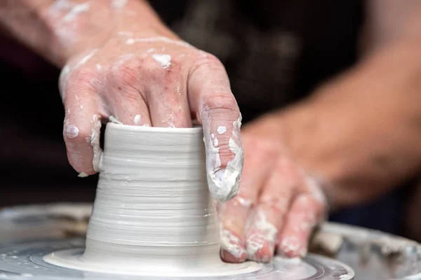 Potter hace platos de cerámica en la rueda del alfarero —  Fotos de Stock