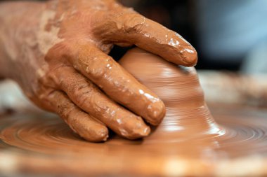 Potter, çömlekçi tekerlekinde seramik yemekleri yapar