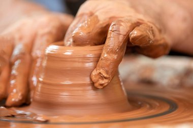 Potter, çömlekçi tekerlekinde seramik yemekleri yapar