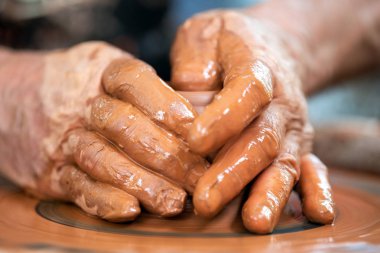 Potter, çömlekçi tekerlekinde seramik yemekleri yapar