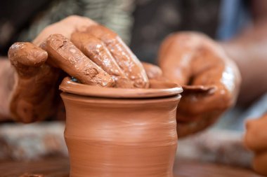 Potter, çömlekçi tekerlekinde seramik yemekleri yapar