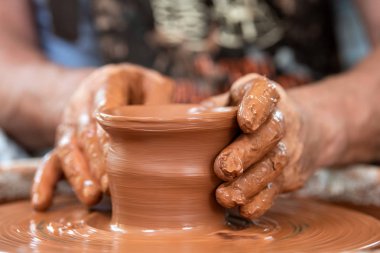 Potter, çömlekçi tekerlekinde seramik yemekleri yapar