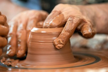 Potter, çömlekçi tekerlekinde seramik yemekleri yapar