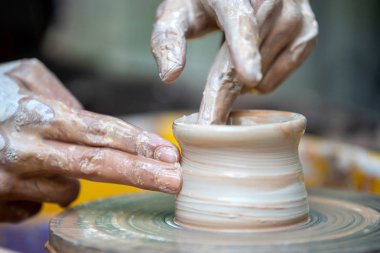 Potter, çömlekçi tekerlekinde seramik yemekleri yapar