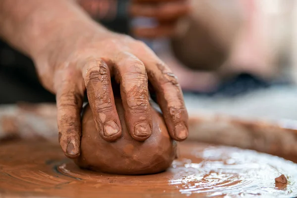 Potter makes pottery dishes on potter's wheel — Stock Photo, Image