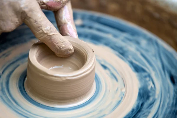 Potter makes pottery dishes on potter's wheel — Stock Photo, Image