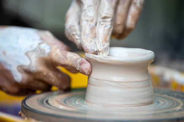 Il vasaio fa piatti di ceramica sulla ruota del vasaio — Foto Stock