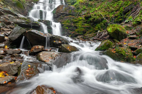 Cascata di montagna nella foresta autunnale — Foto Stock