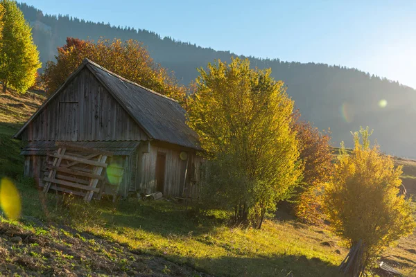 Beautiful Wooden House Fall Peak Season Mountains — Stock Photo, Image